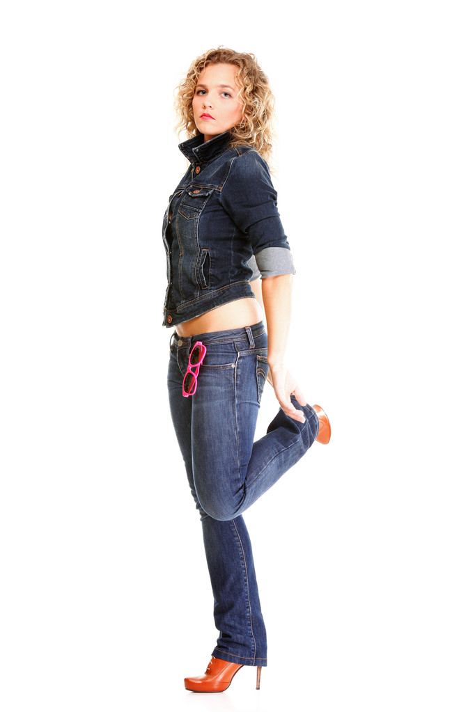 Belle jeune femme blonde debout corps plein en jeans isoler
 - Photo, image
