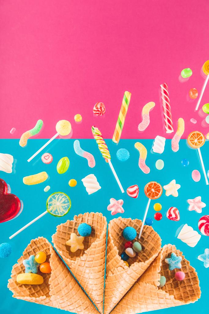 Conos de gofre y dulces
  - Foto, imagen