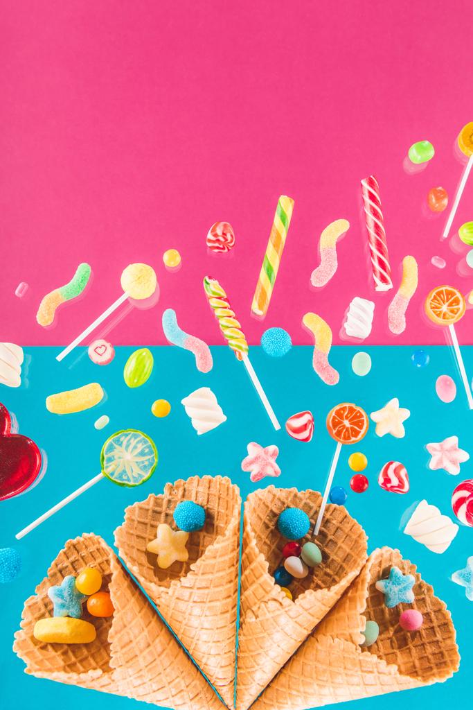 Conos de gofre y dulces
  - Foto, imagen
