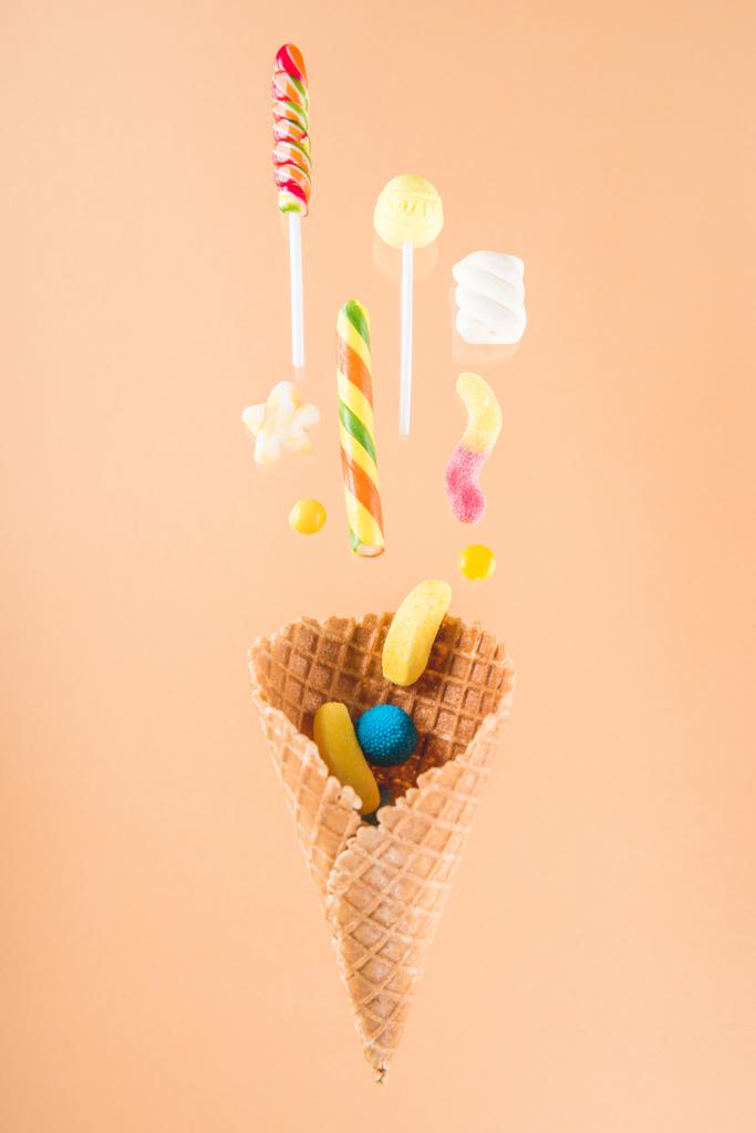 Вафельный рожок и конфеты
  - Фото, изображение