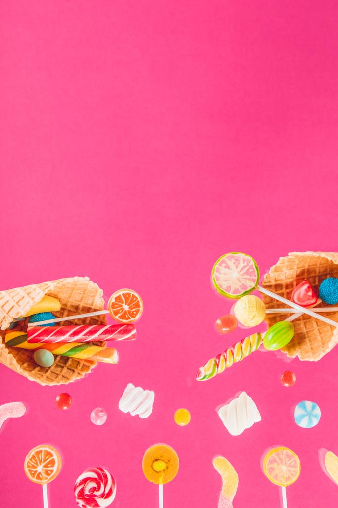 Conos de gofre y dulces
 - Foto, imagen