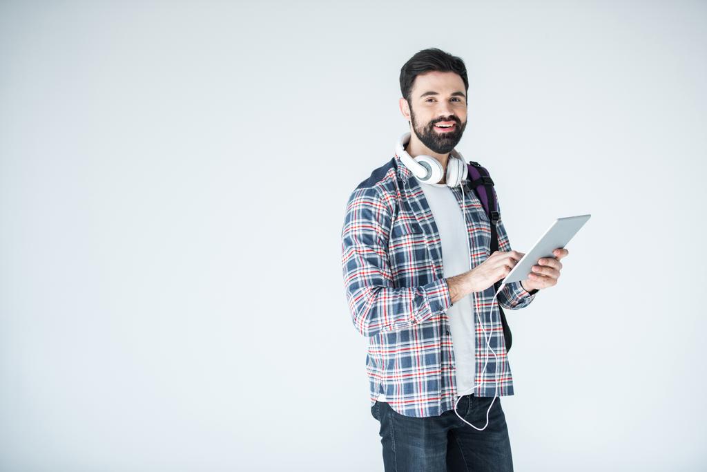hombre con auriculares y tableta digital
 - Foto, Imagen