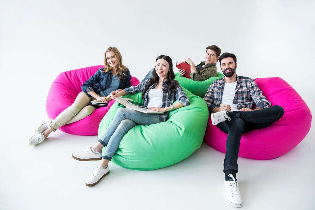 studenti seduti su poltrone beanbag
 - Foto, immagini