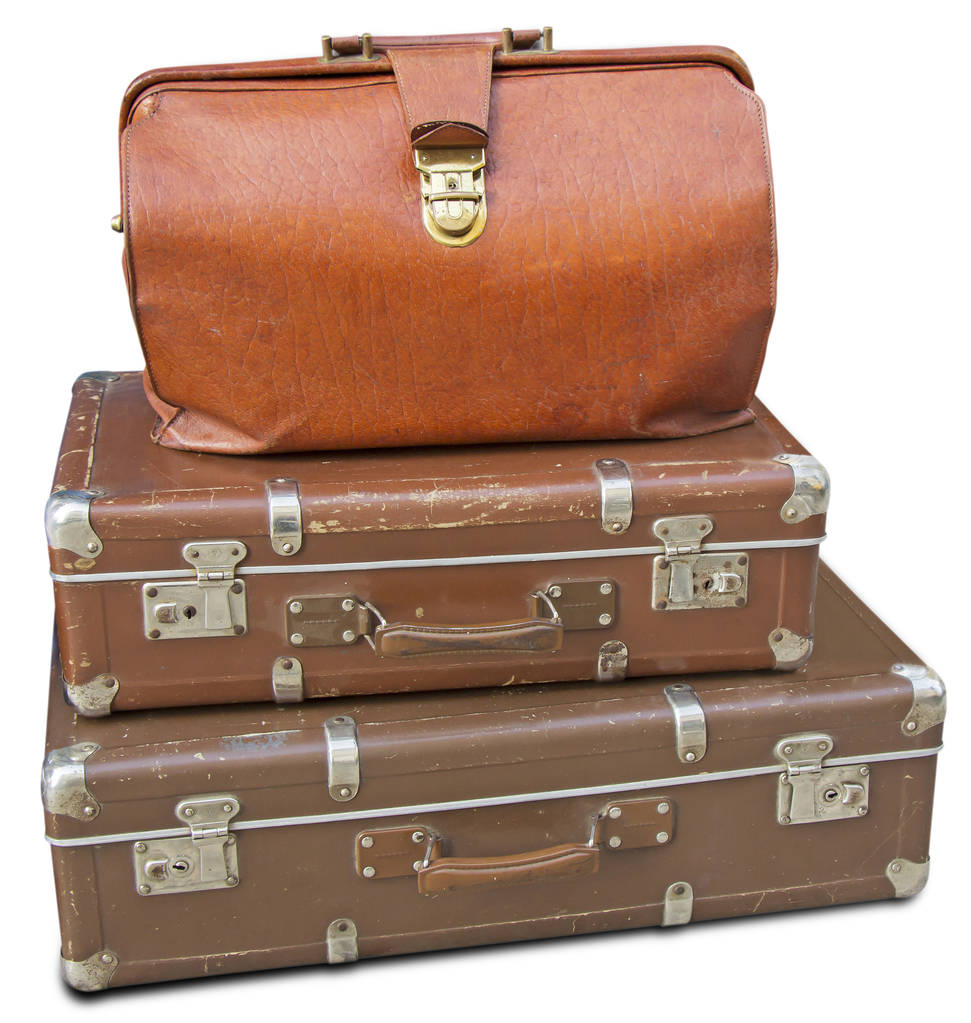 Старая кожаная сумка и два старых чемодана, изолированных на белой заднице
 - Фото, изображение