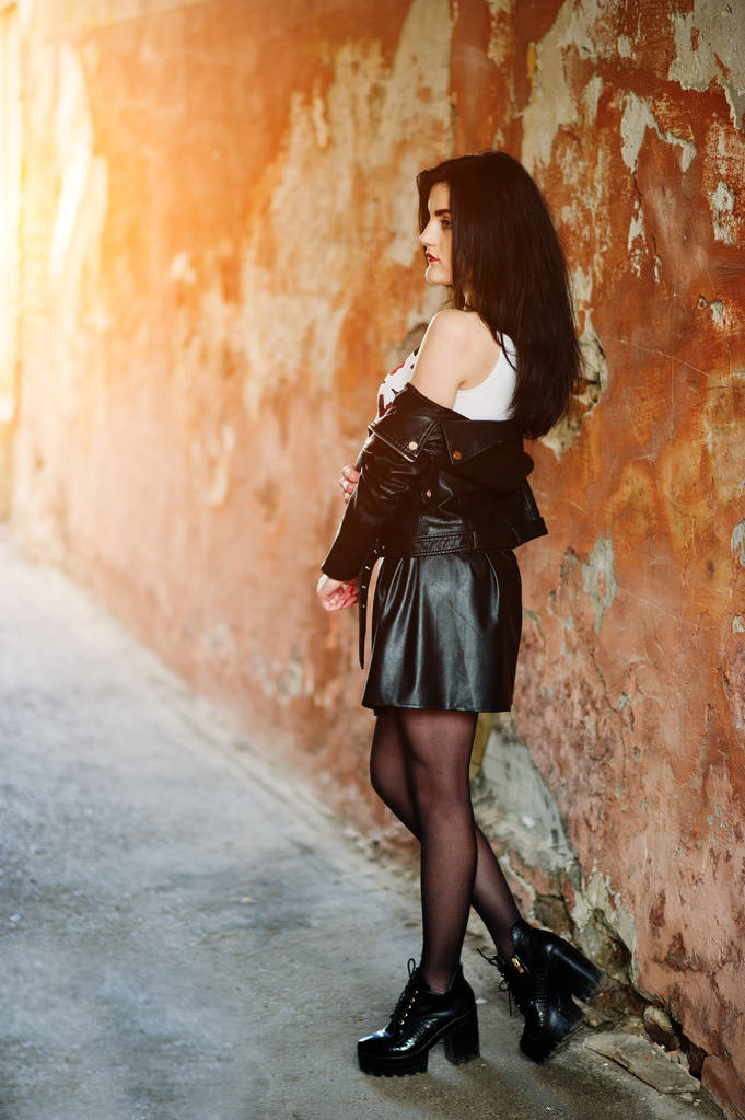 junges Gothic Girl auf schwarzem Lederrock und Jacke gegen Grunge - Foto, Bild