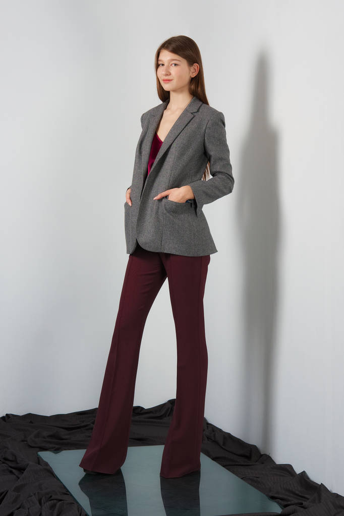 Mannequin attrayant en pantalon, chemisier sur bretelles et veste
 - Photo, image