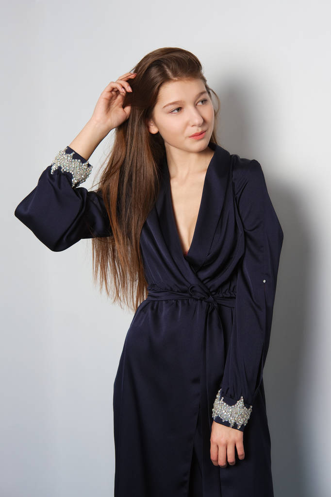 Modelo de moda atraente em vestido de seda longa tocando o cabelo
. - Foto, Imagem