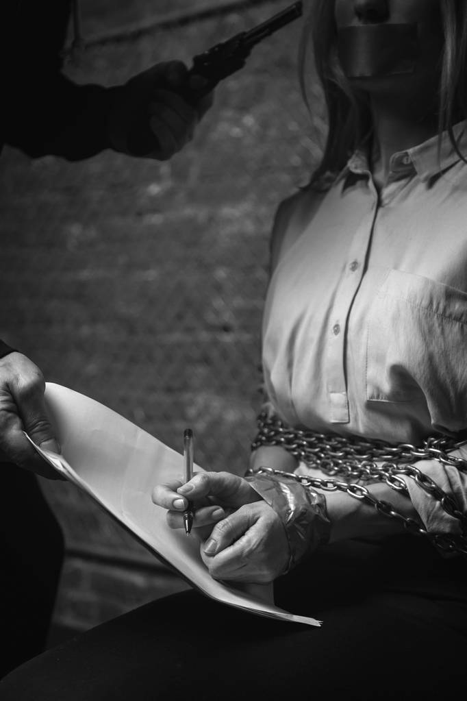 Femme d'affaires désespérée signant le contrat sous pression
 - Photo, image