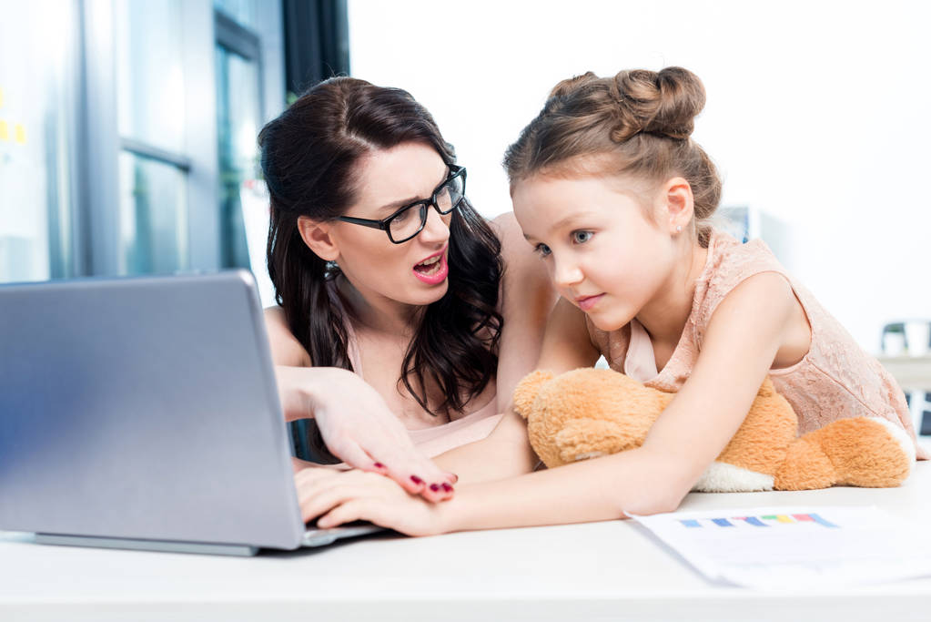 businesswoman working with daughter - Photo, Image