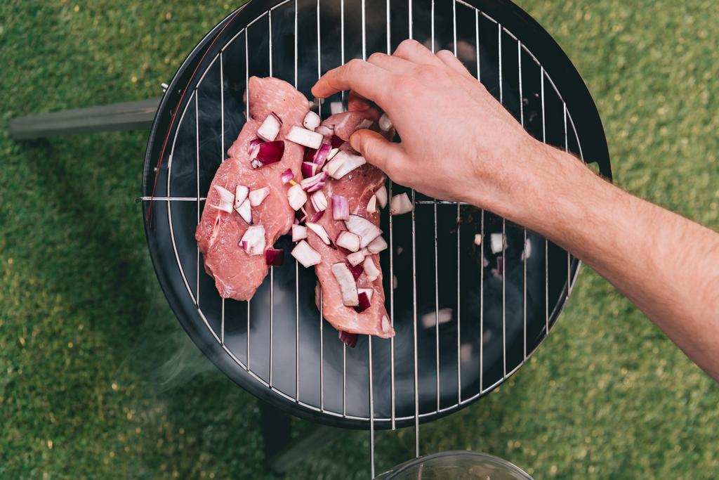 Hombre asando carne
 - Foto, imagen