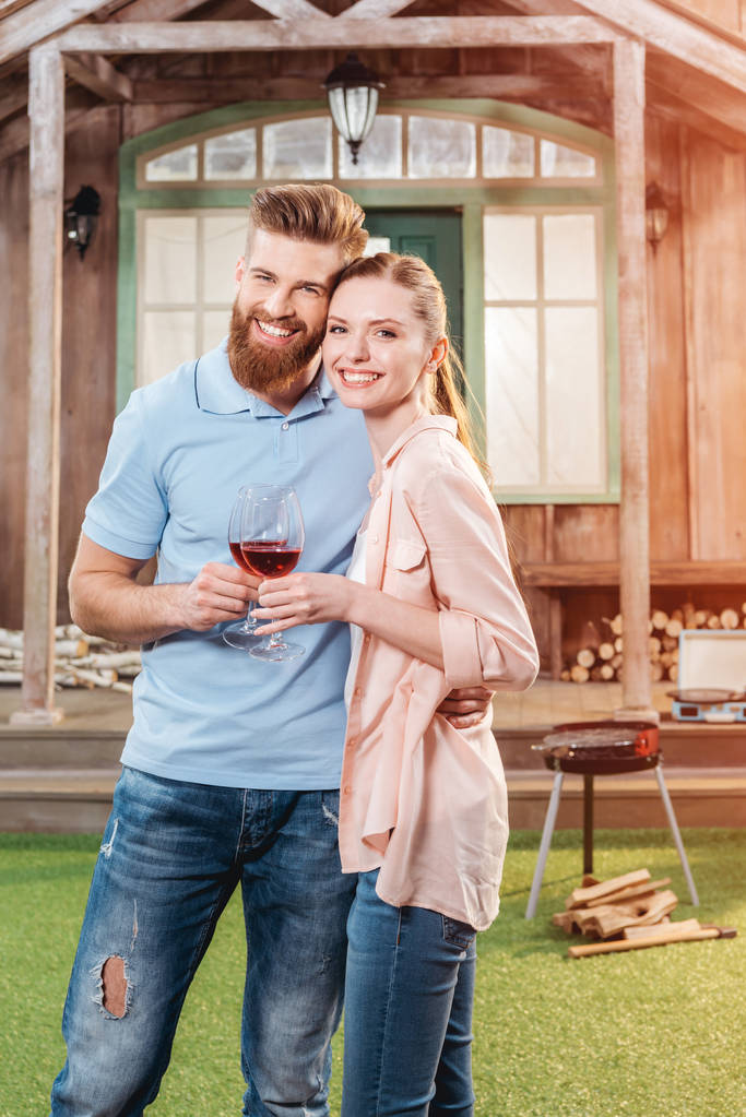 coppia felice con bicchieri da vino
 - Foto, immagini