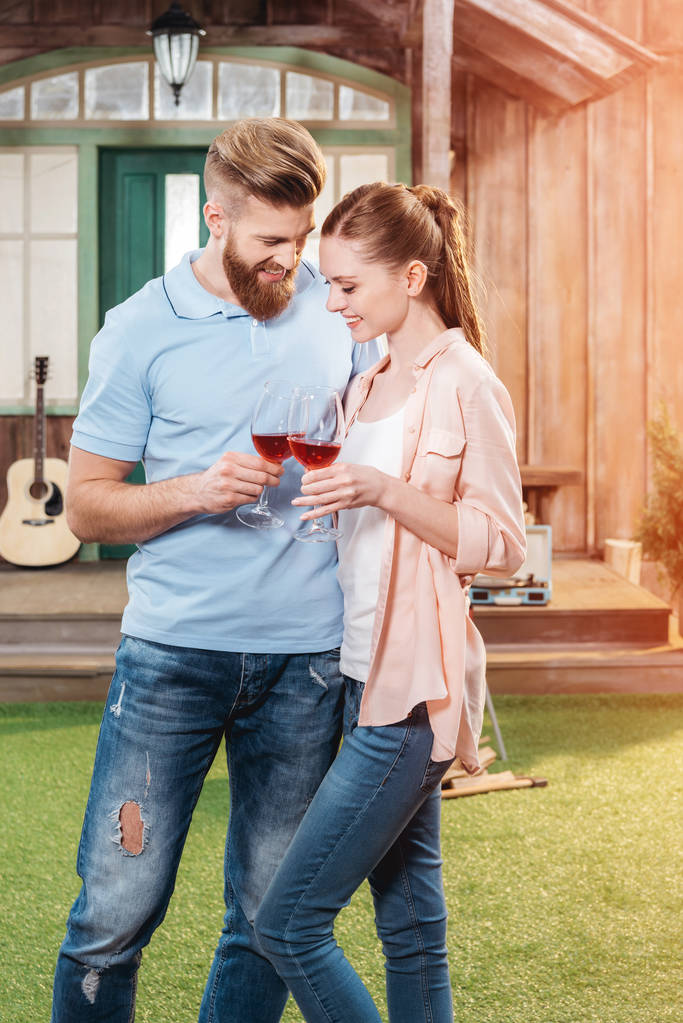glückliches Paar mit Weingläsern - Foto, Bild
