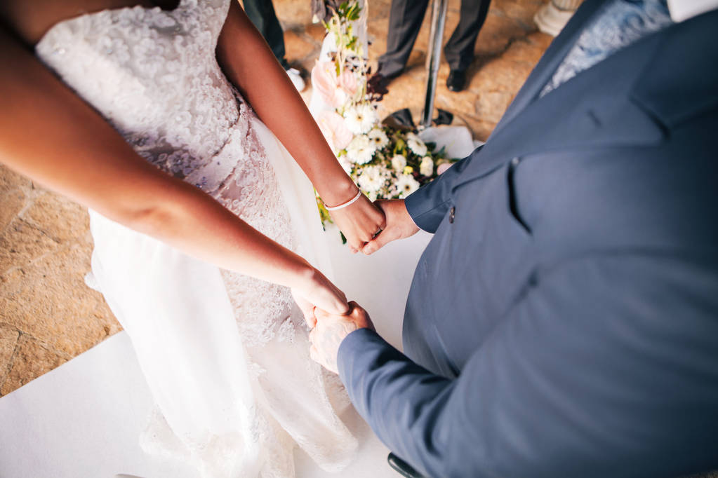 Le marié tient la main de la mariée - Photo, image