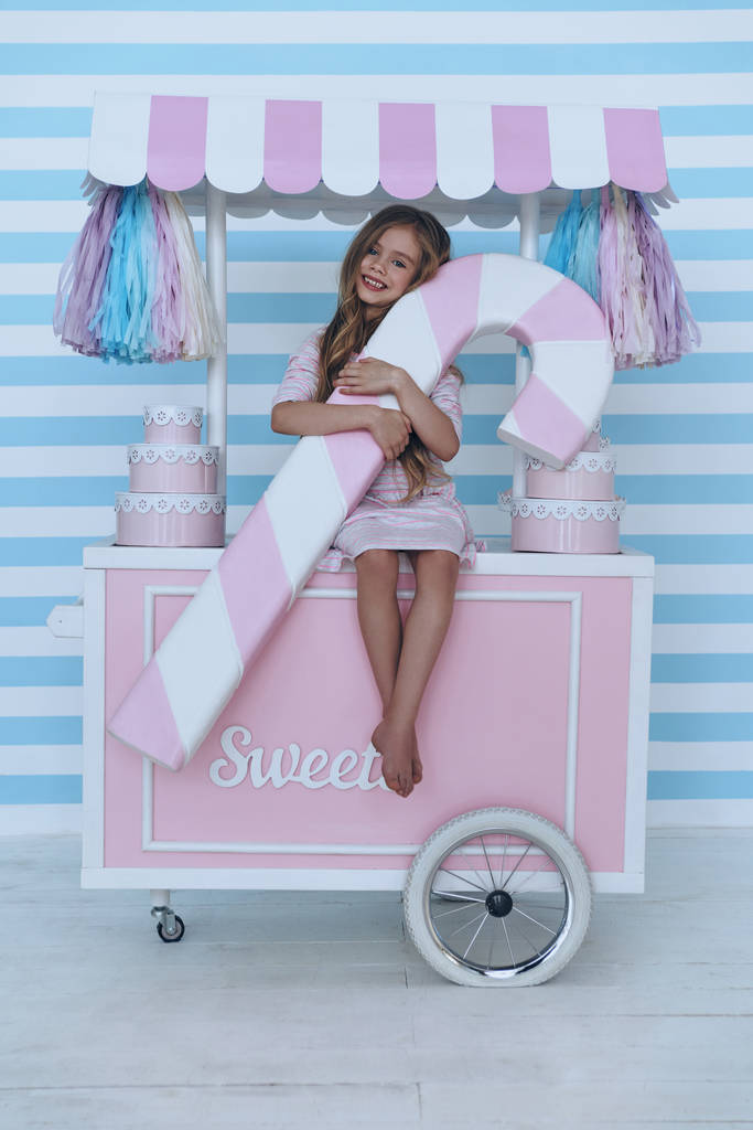holčičky sedící na vozíku candy - Fotografie, Obrázek