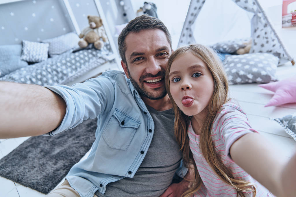 η selfie του πατέρα και τη μικρή της κόρη  - Φωτογραφία, εικόνα