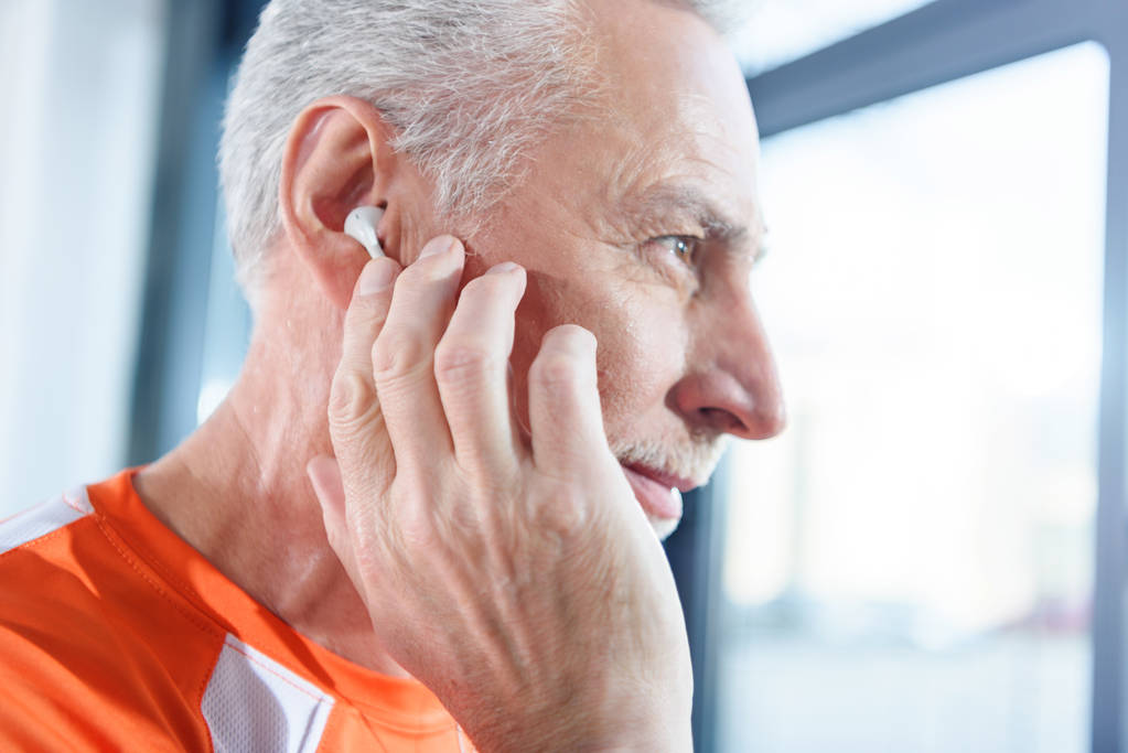 Volwassen man in oortelefoons  - Foto, afbeelding
