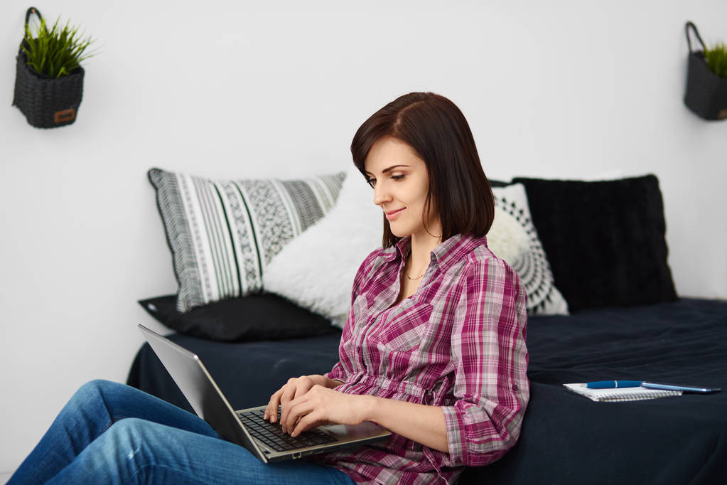 Freelancer młoda kobieta za pomocą laptopa. - Zdjęcie, obraz