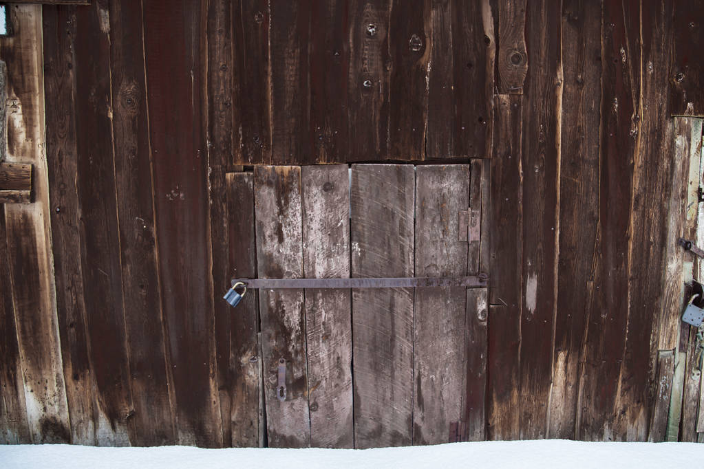 Dřevěné dveře ze staré stodoly s kovový zámek - Fotografie, Obrázek