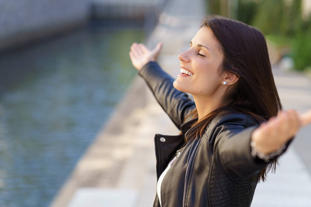 femme heureuse près du canal
 - Photo, image