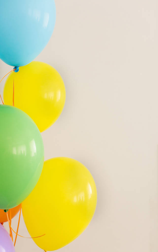 balões de cor em um fundo branco, balões de cor em uma festa
, - Foto, Imagem