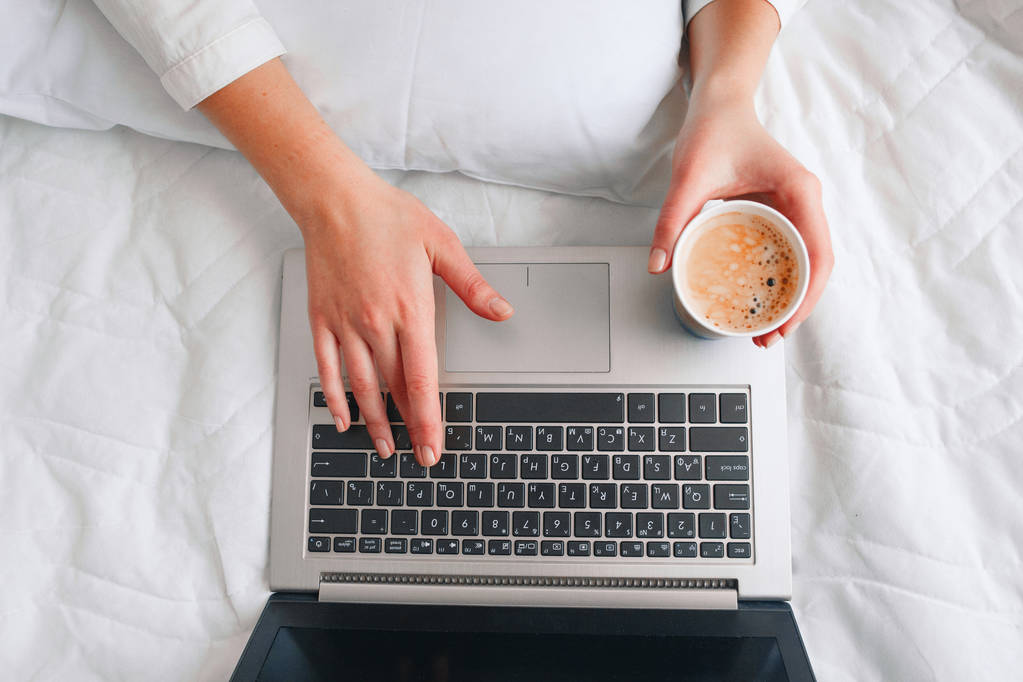 Утренний кофе с ноутбуком. Интернет-зависимость
. - Фото, изображение