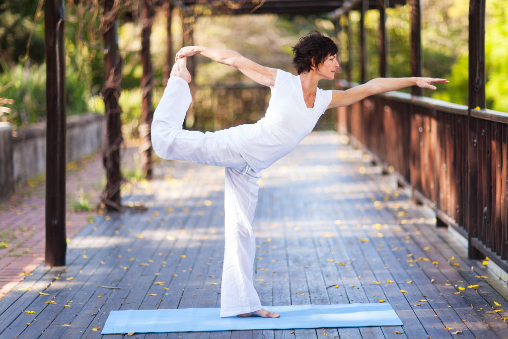 Mujer de mediana edad pose de yoga al aire libre
 - Foto, imagen
