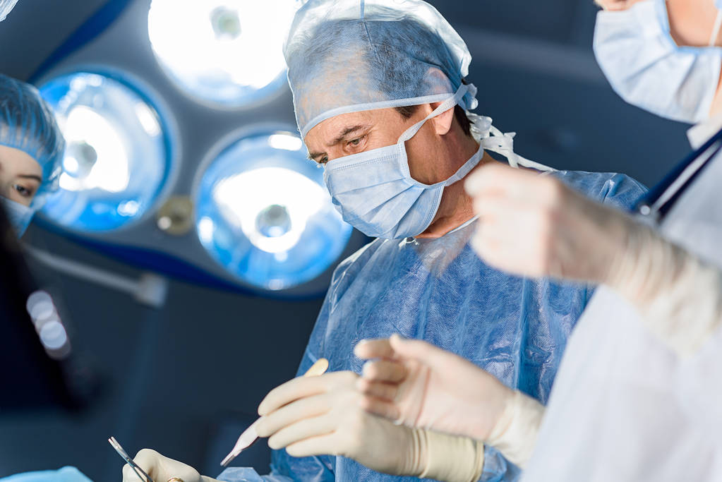Chirurgo preoccupato in sala operatoria
 - Foto, immagini