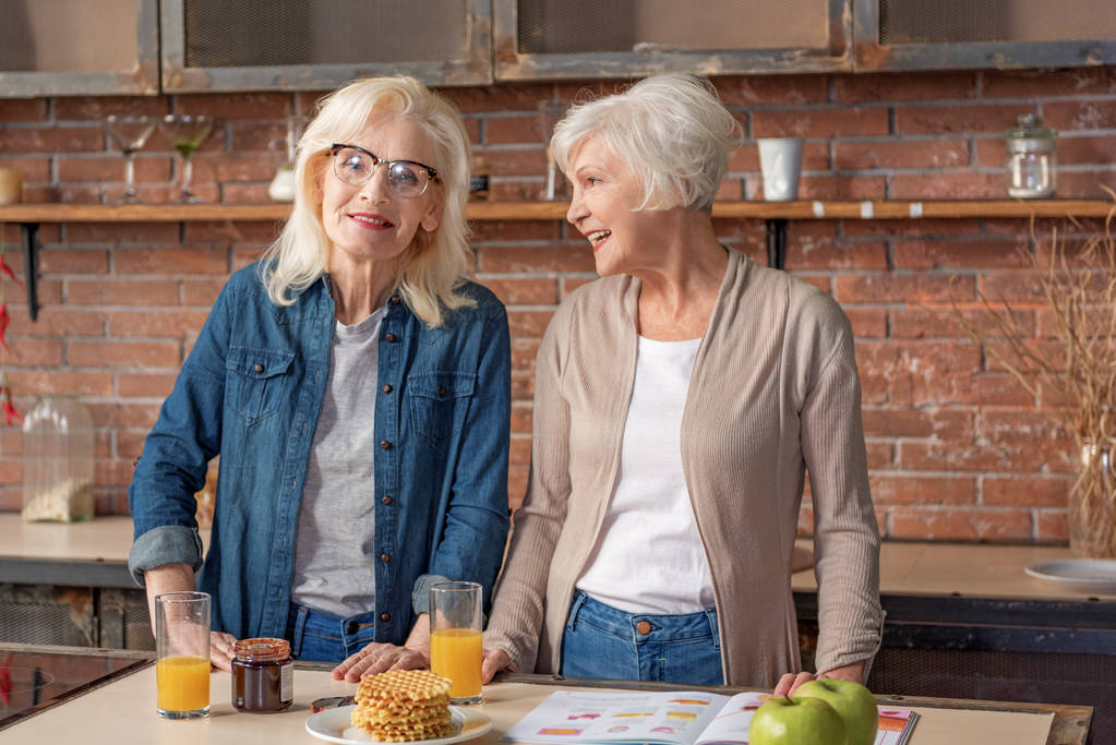 Mutfakta yemek kaygısız kadın emekliler - Fotoğraf, Görsel