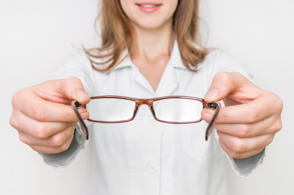 Optometrista che dona nuovi occhiali al paziente
 - Foto, immagini