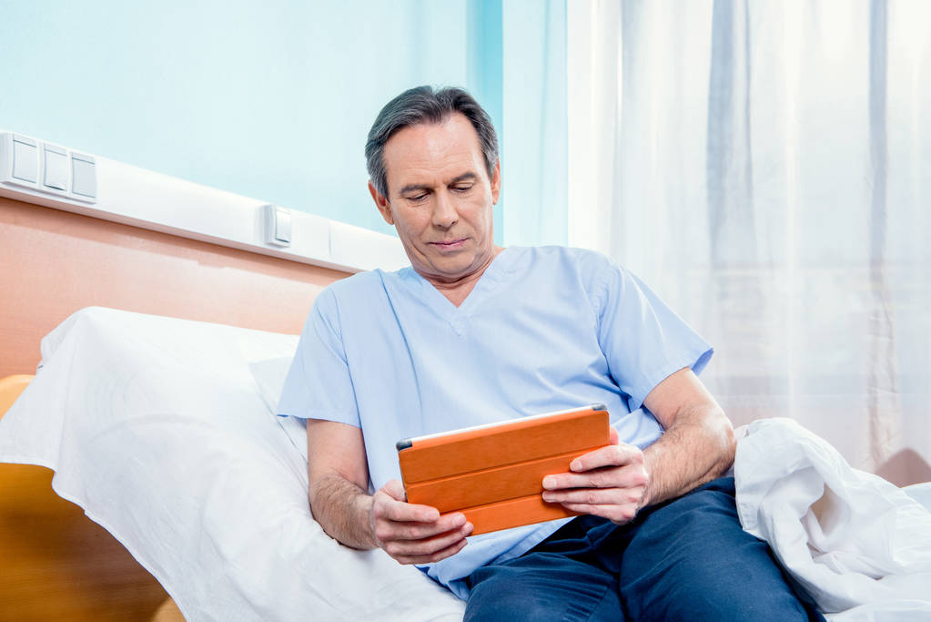 ασθενή χρησιμοποιώντας ψηφιακή δισκίο - Φωτογραφία, εικόνα