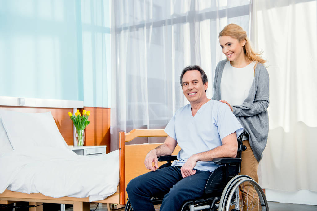 Rollstuhlfahrer im Krankenhaus - Foto, Bild