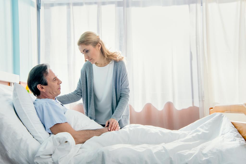 Echtgenote op bezoek man in ziekenhuis  - Foto, afbeelding