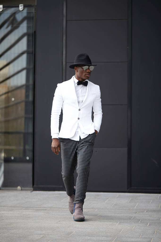 İyi görünümlü genç siyah adam trendy kıyafetler - Fotoğraf, Görsel