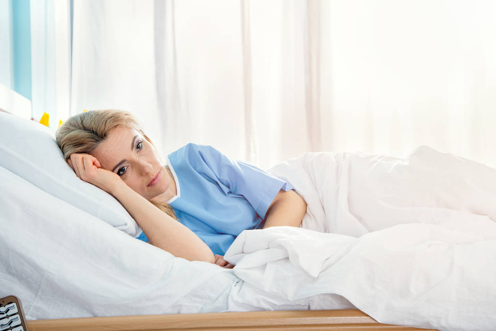 病院のベッドで横たわる女 - 写真・画像