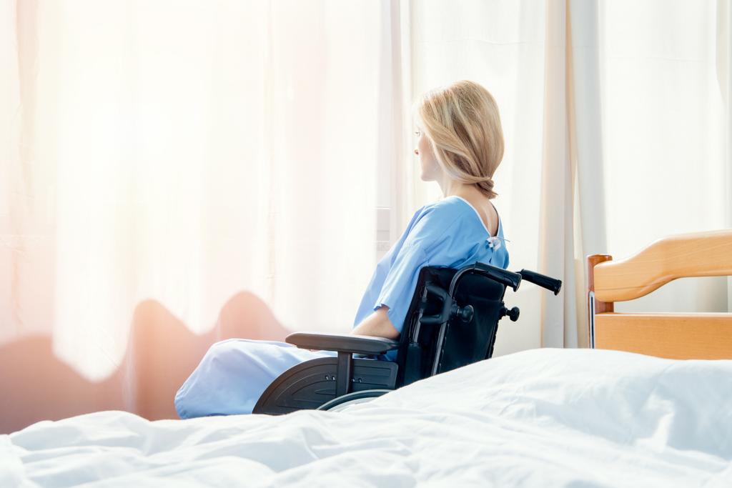 жінка в інвалідному візку в лікарні
 - Фото, зображення