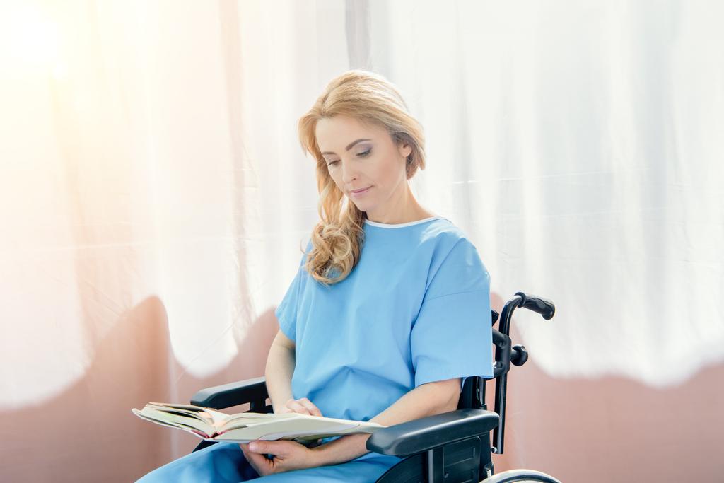 αναπηρικό αμαξίδιο γυναίκα στο νοσοκομείο - Φωτογραφία, εικόνα