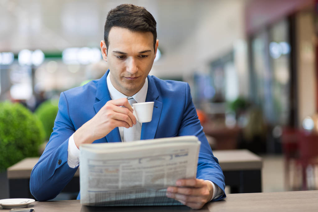 Biznesmen czytający gazetę - Zdjęcie, obraz
