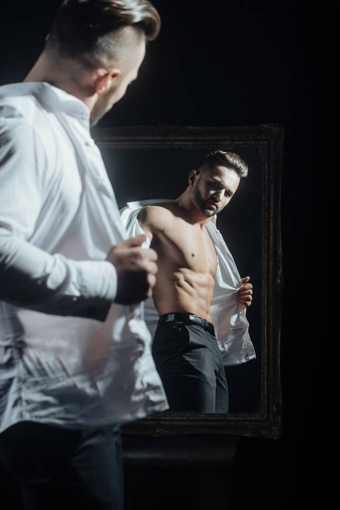muscular macho homem com sexy atleta corpo perto vintage espelho
 - Foto, Imagem