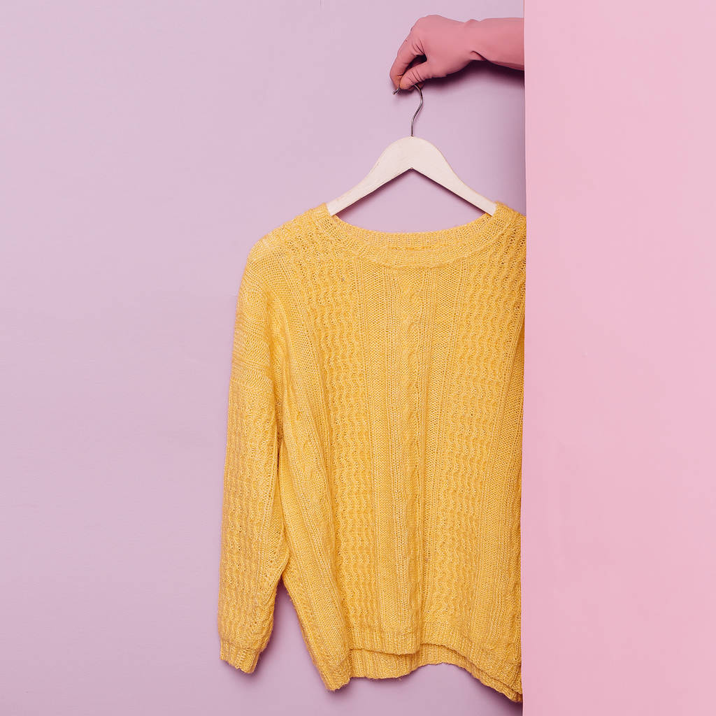 スタイリッシュな服。黄色のセーター。春秋。ワードローブのアイデア t - 写真・画像