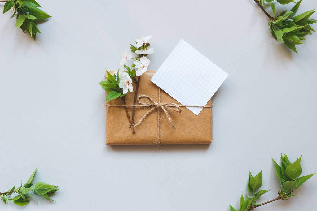 Craft kağıt ve çiçekler üstten görünüm ile sarılmış şirin hediye kutusu - Fotoğraf, Görsel