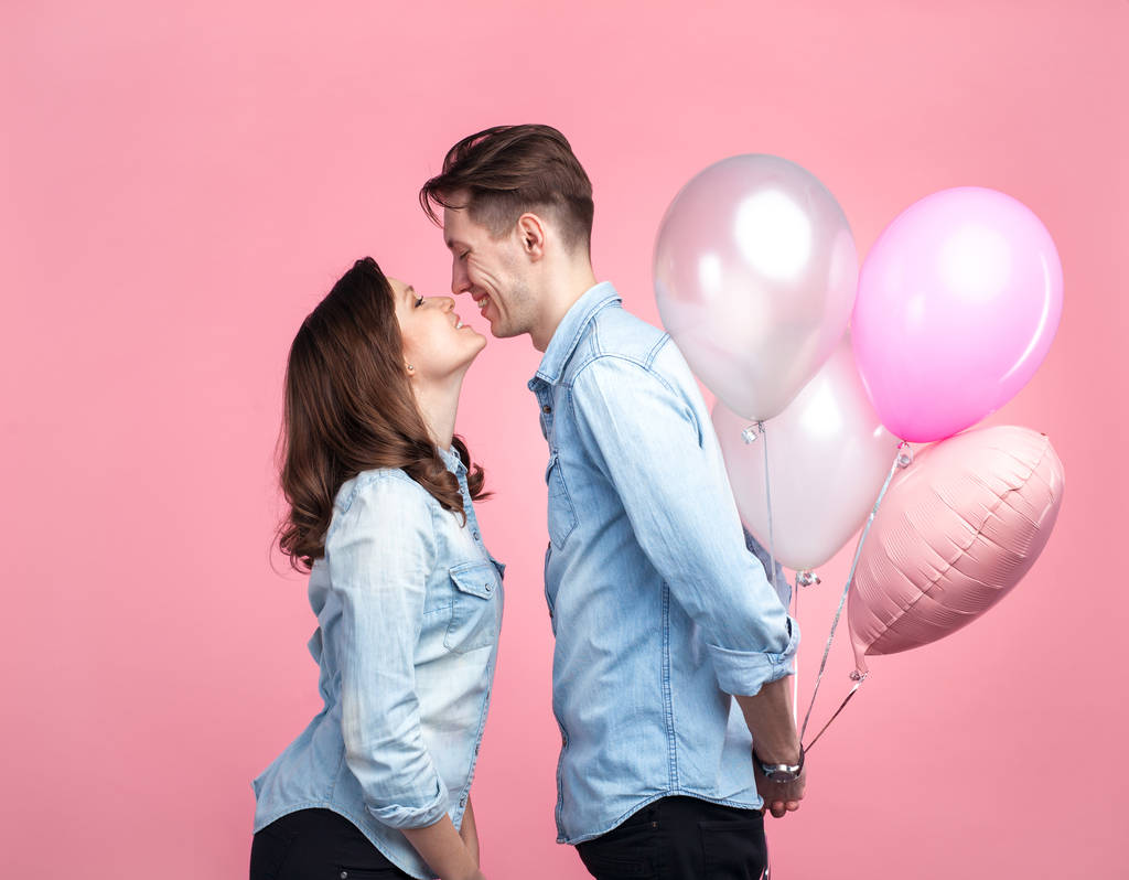 mujer y hombre sosteniendo globos
 - Foto, Imagen