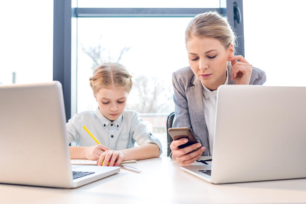 Mère et fille avec des ordinateurs portables
 - Photo, image