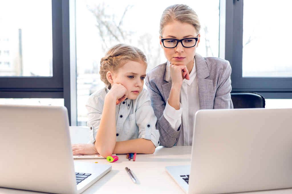 mother and daughter with laptops - Photo, Image