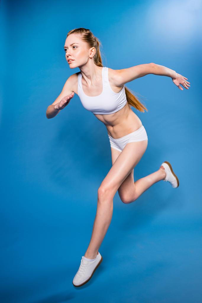 Νεαρή αθλήτρια τρέχει - Φωτογραφία, εικόνα
