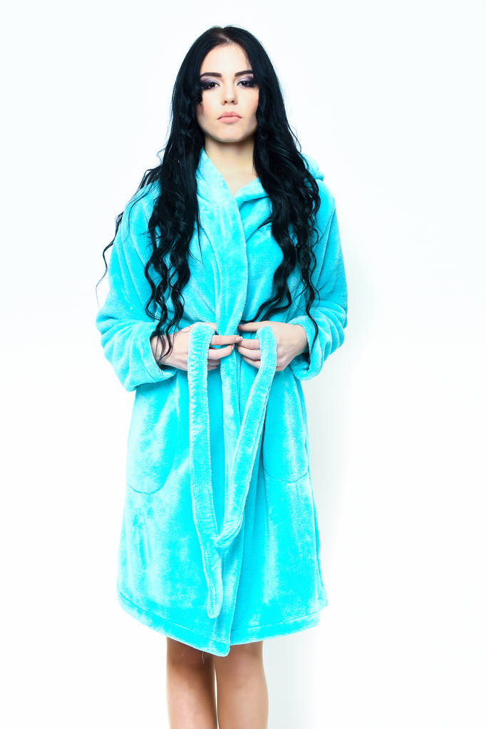 sexy meisje poseren in turquoise velours badjas - Foto, afbeelding