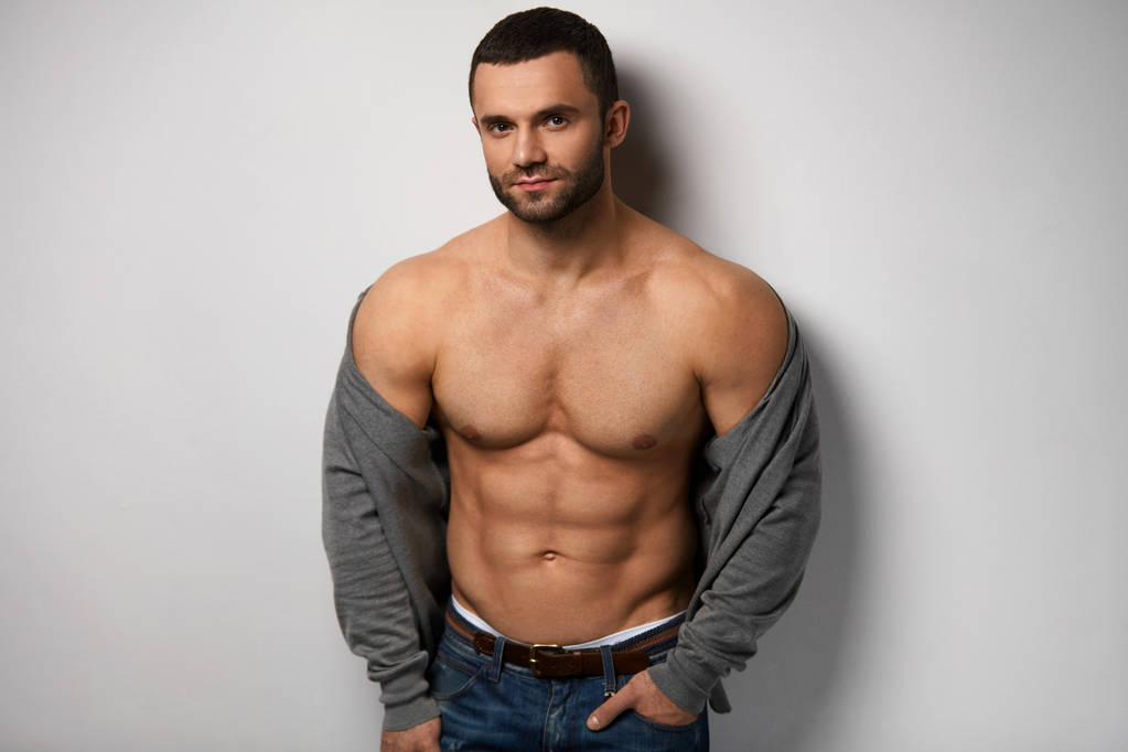 Cuerpo de hombre. Guapo sexy masculino con cuerpo muscular y abdominales en el interior
 - Foto, Imagen