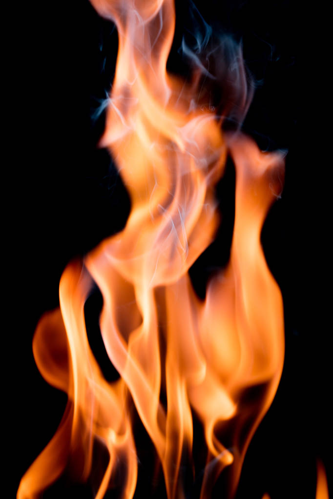 Vista de cerca de la llama natural con humo
 - Foto, imagen