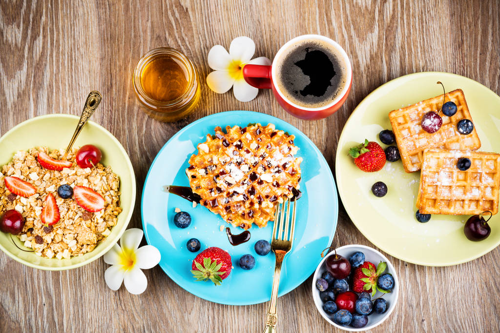 Здоровый завтрак на деревянном фоне
 - Фото, изображение