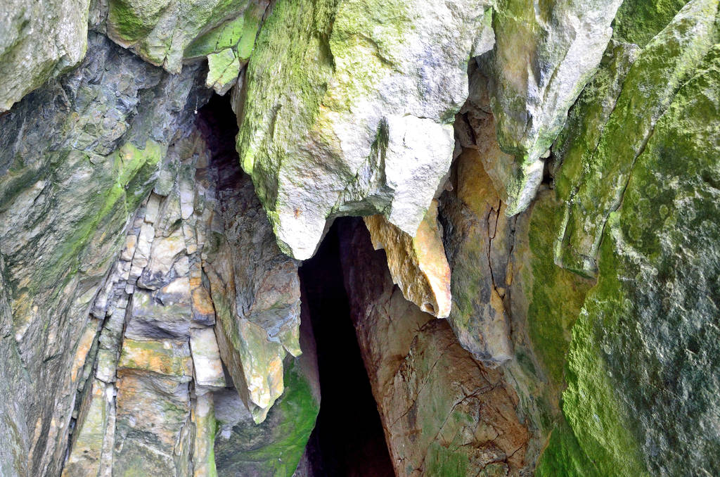 Arcos de piedra de la gruta en el cabo Sagan-Zaba, lago Baikal
 - Foto, imagen