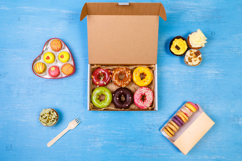 glasierte Donuts, Cupcakes und Makronen. - Foto, Bild